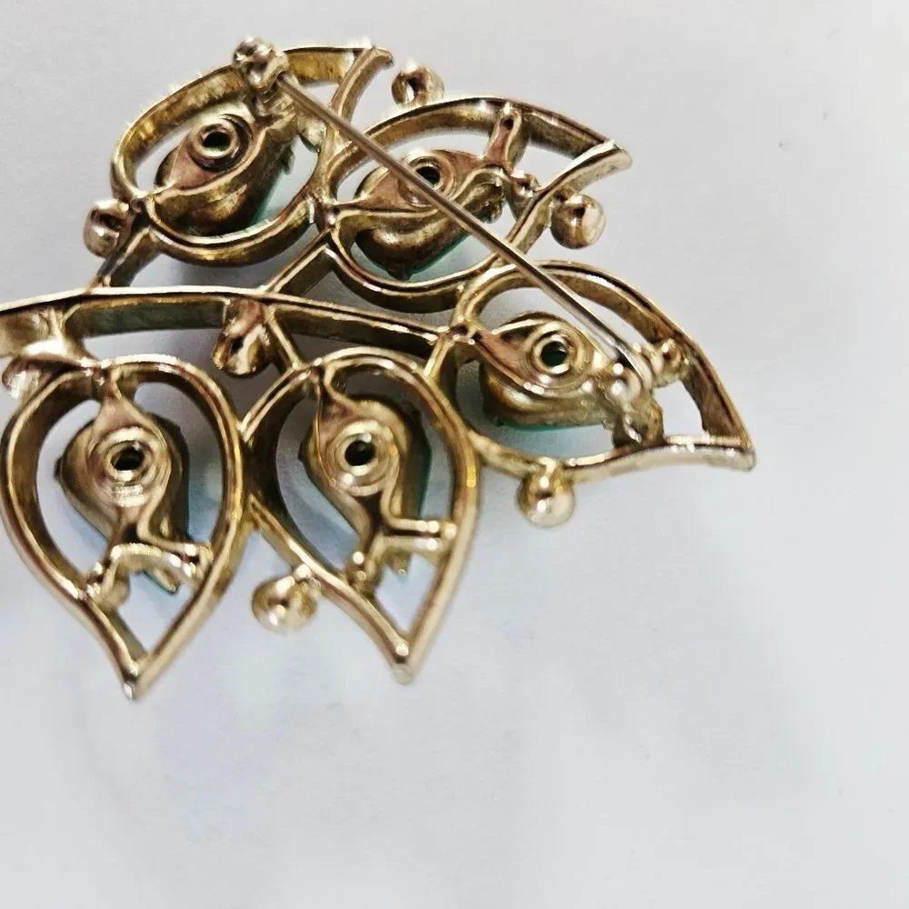 Vintage Gold Tone Prong Set Jade Cabochon Rhinestone Faux Pearl Leaf Brooch Pin